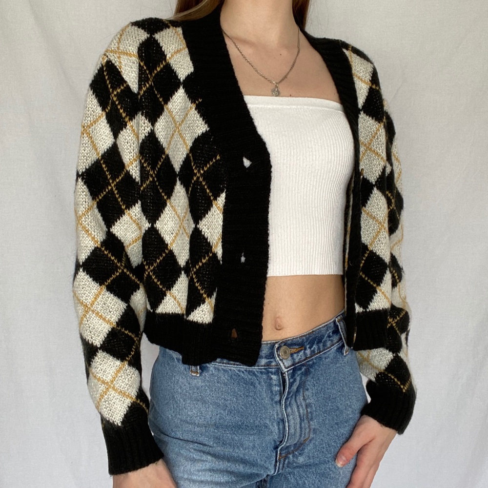 Adorable Crop Top Sweater 🐝